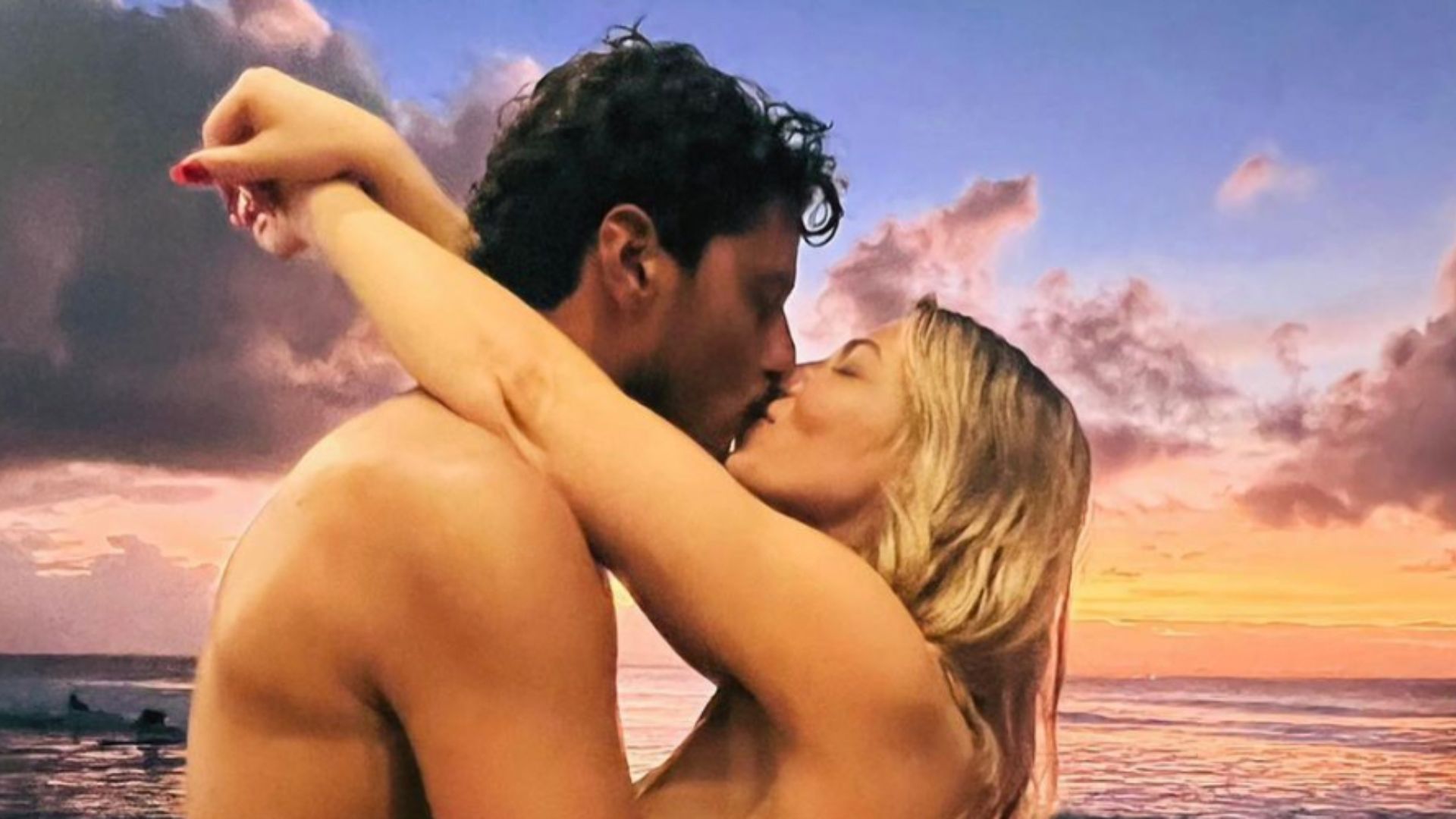 De fio-dental, Sheila Mello ganha chega mais e dá beijo quente no namorado: “Me completa”