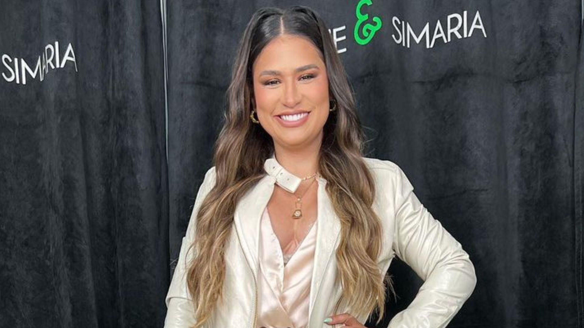 Simone faz show com calça coladíssima e abusa com decote generoso: “Divina”