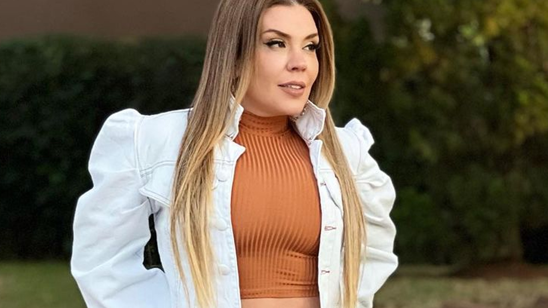 Simony deixa barriga sequinha à mostra aos 46 anos ao posar de top: “Cada dia mais gata”