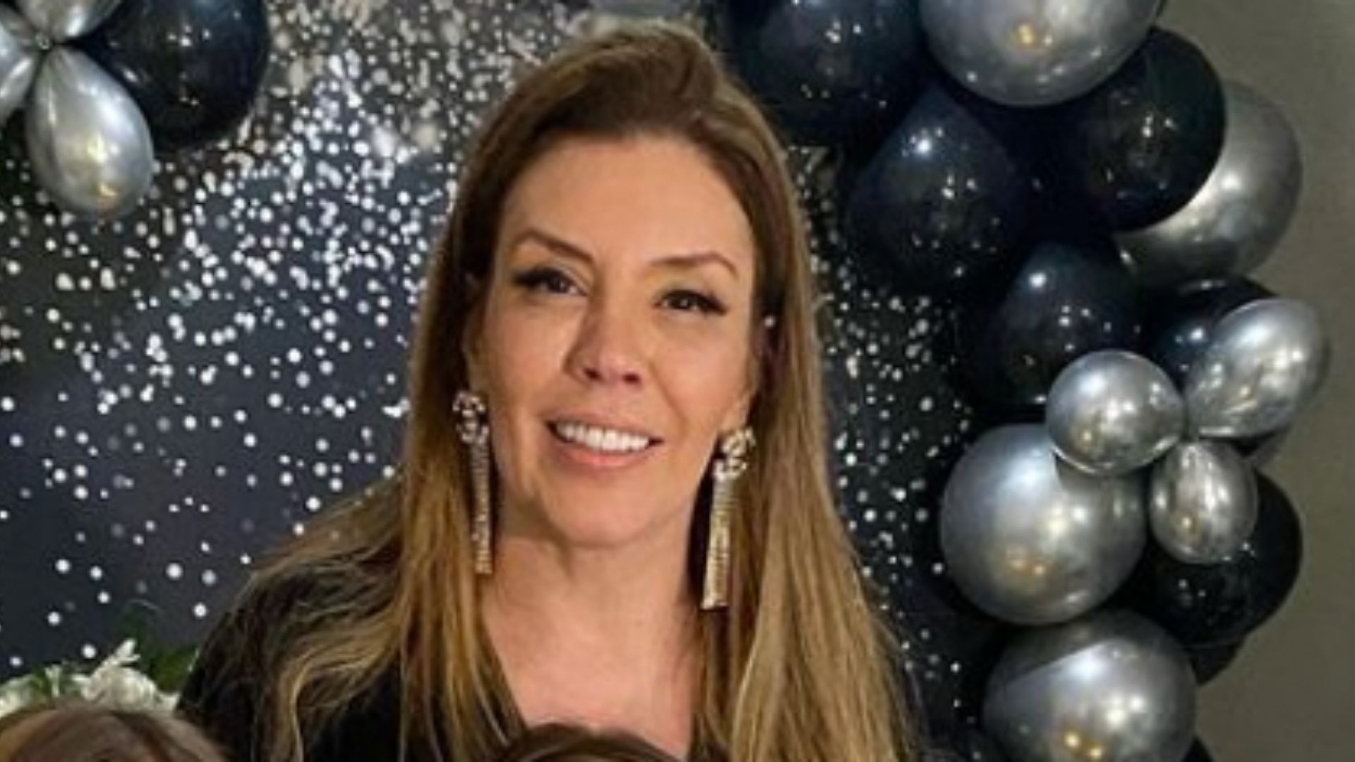 Ex-marido e ex-presidiário, Afro-X aparece no aniversário de Simony e posa com os filhos