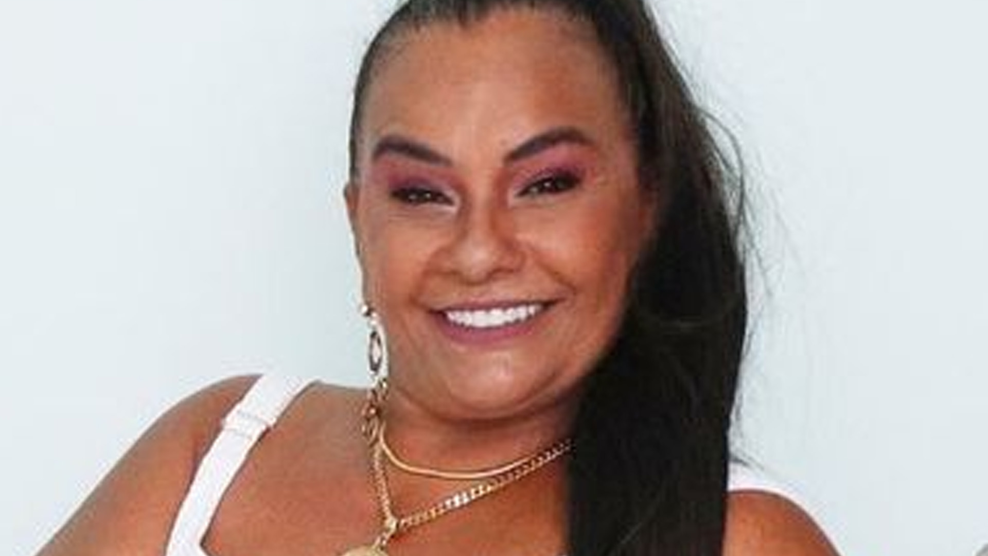 Aos 65 anos, Solange Couto exibe pernões em clique ao natural: “Sem retoques”