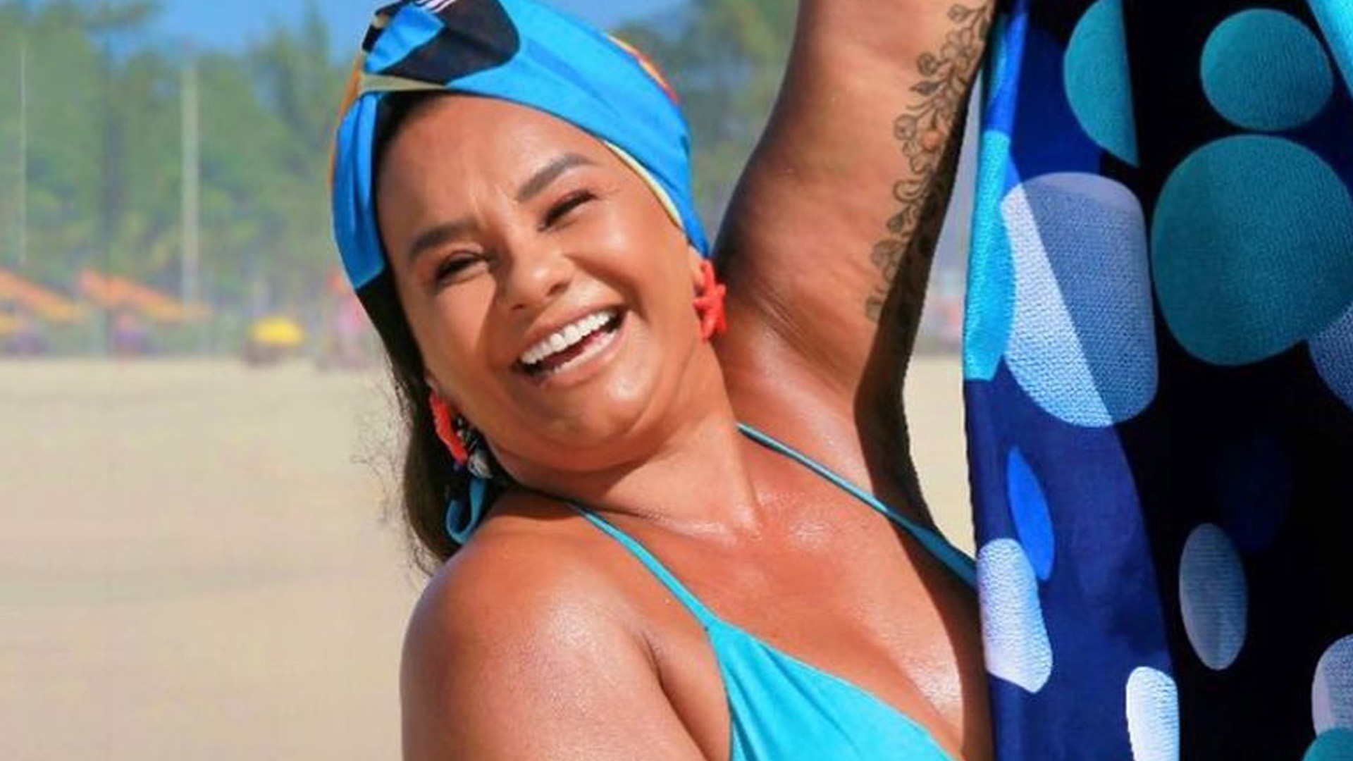 Solange Couto mostra corpo real de biquíni aos 64 anos e avisa: “Sou assim”