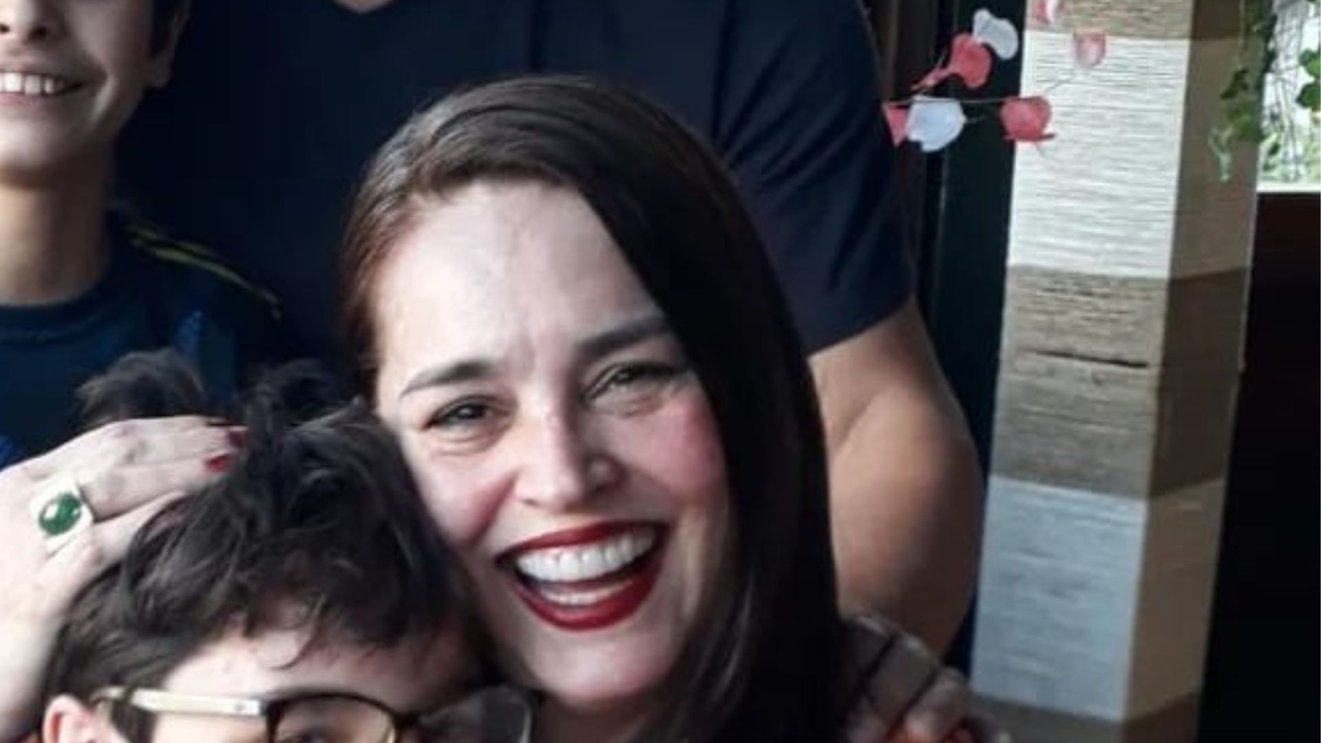 Suzy Rêgo publica foto raríssima ao lado dos filhos gêmeos e impressiona: “Estão enormes”