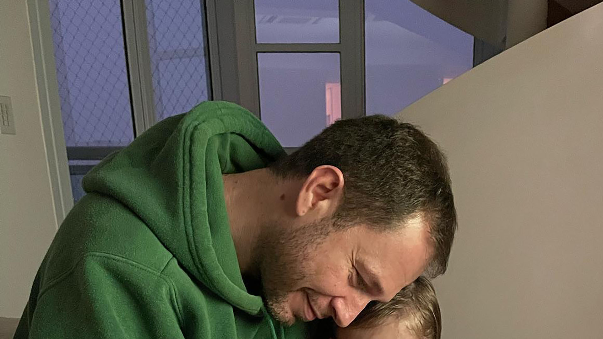 Tiago Leifert é flagrado brincando com a filha no colo em momento raro: “Te amo”