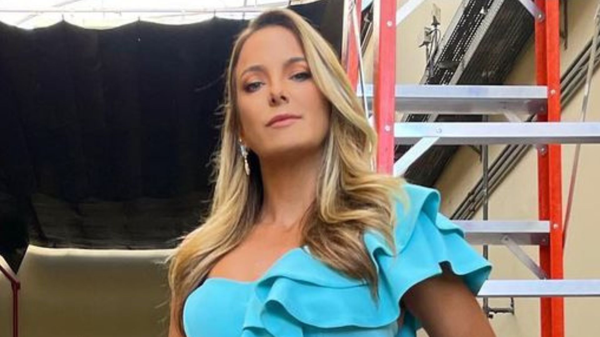Aos 46 anos, Ticiane Pinheiro deixa barriga de fora e posa com look elegante: “Deusa”