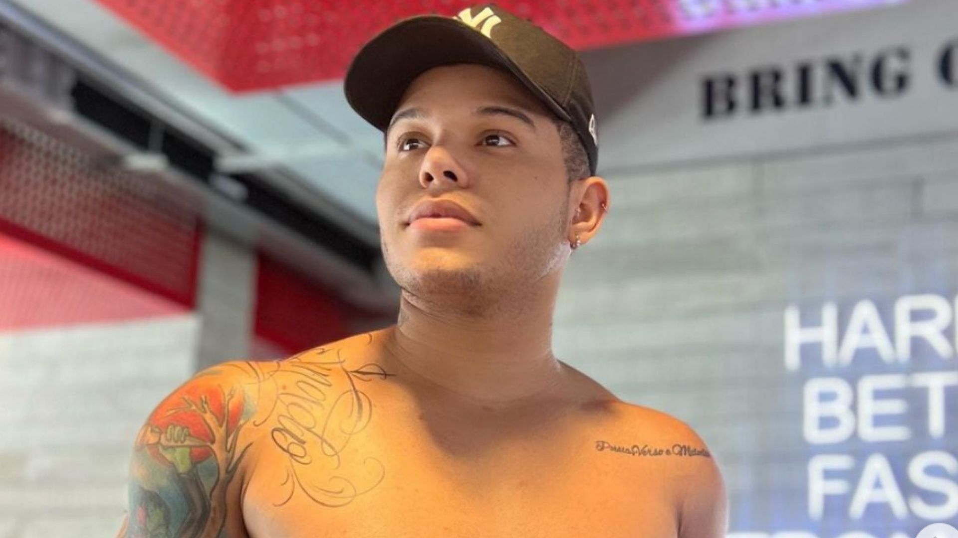Sem camisa, Tierry mostra seu novo corpo após pegar pesado na malhação: “Gostoso”