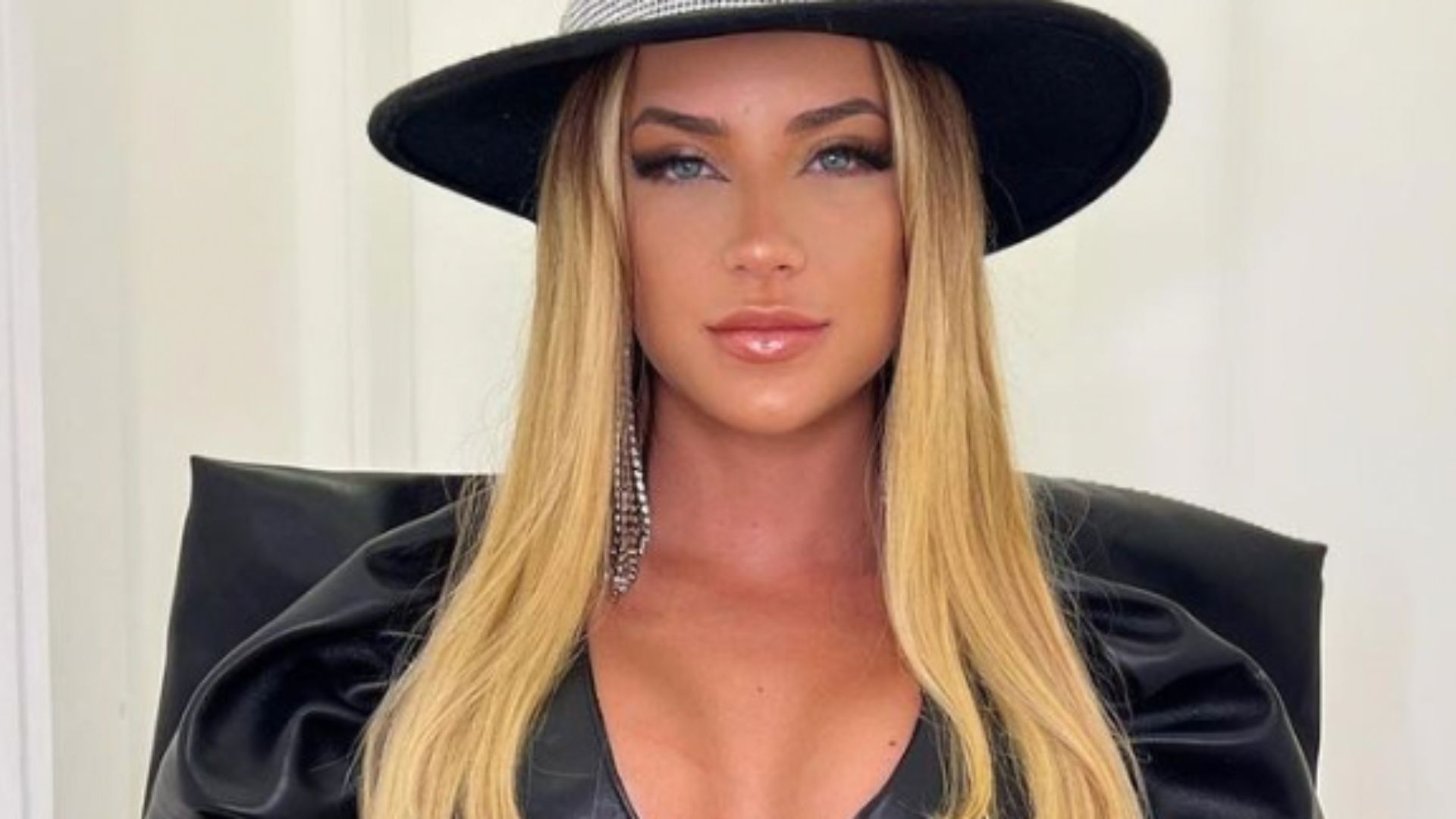 Vai escapar! Gabi Martins surge com look apertadinho e seios quase saltam: “Vai te viciar”