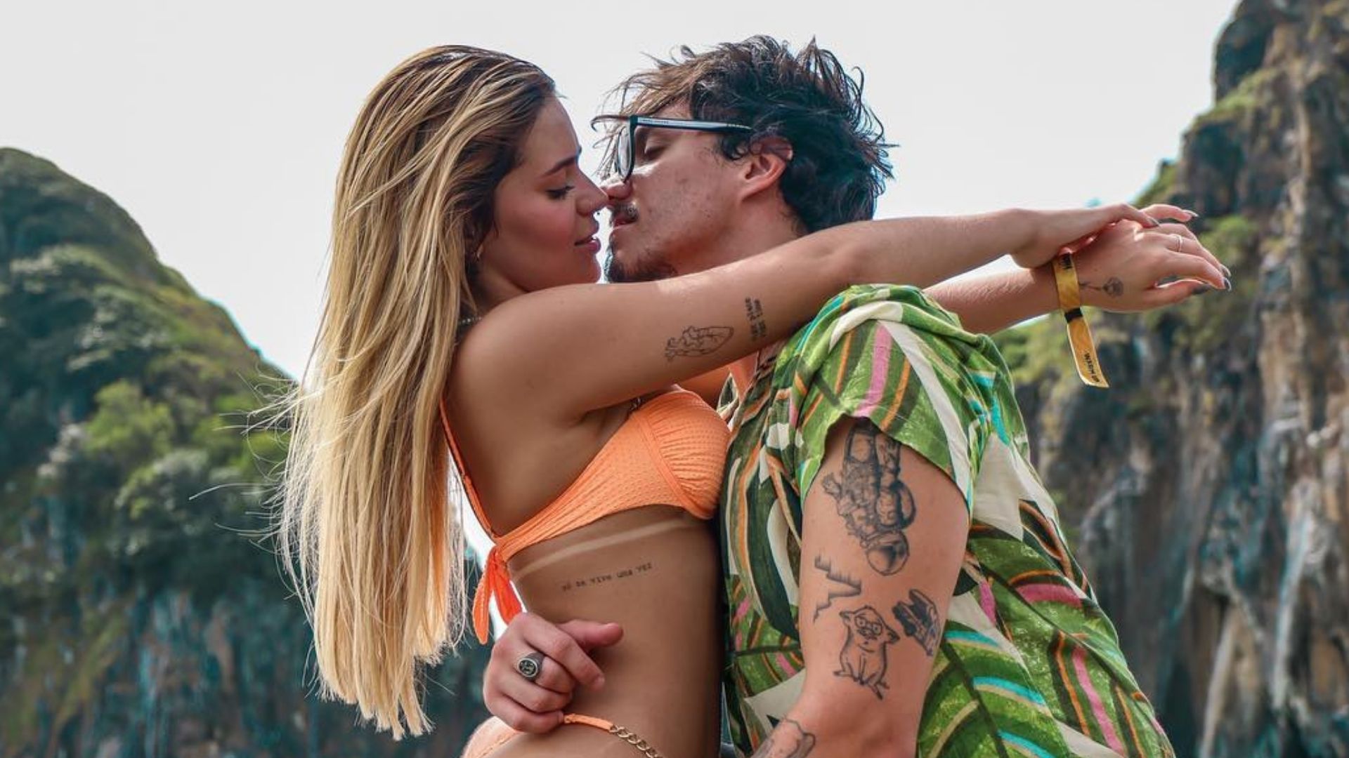 Ex-BBB Eliezer agarra bunda de Viih Tube com calcinha atolada: “Pensando em você”