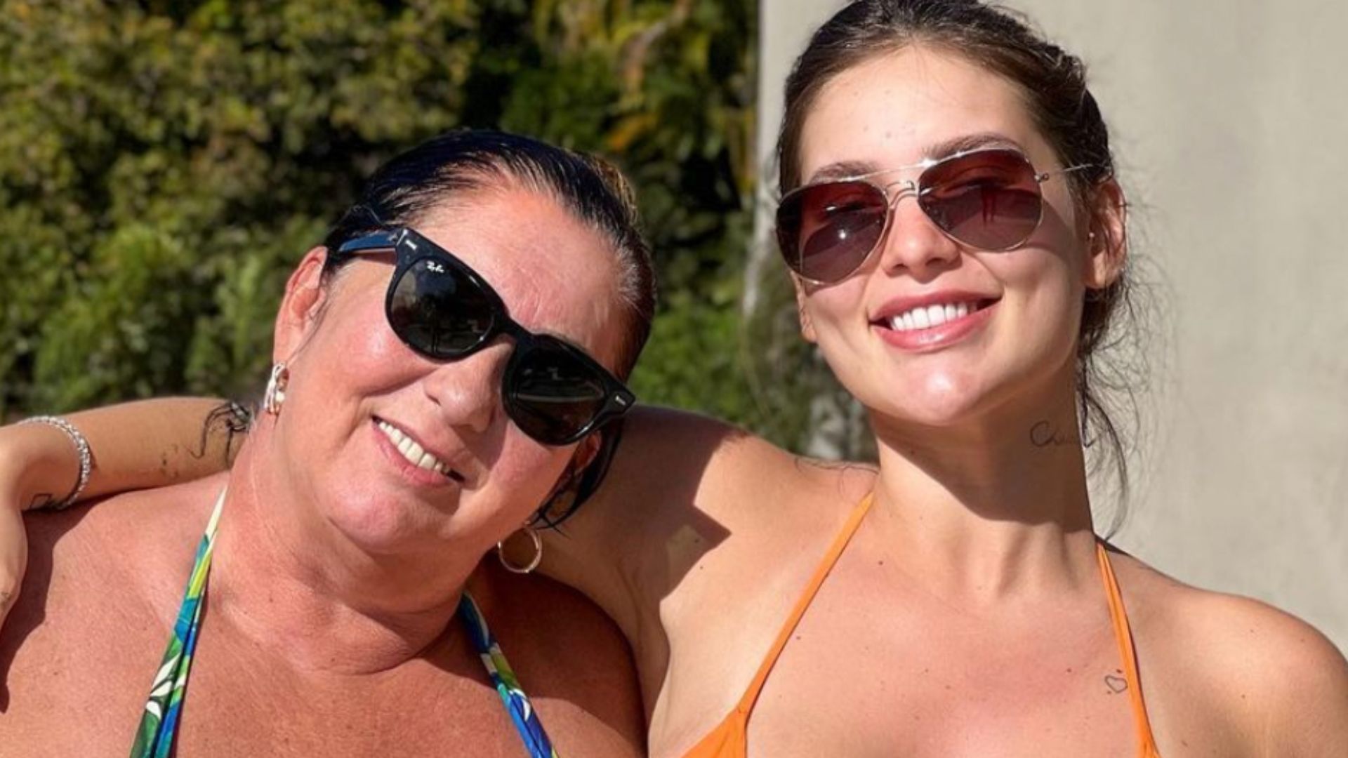 Virgínia Fonseca posa de biquíni com a mãe e zoa diferença: “Cada uma com seu abdômen”