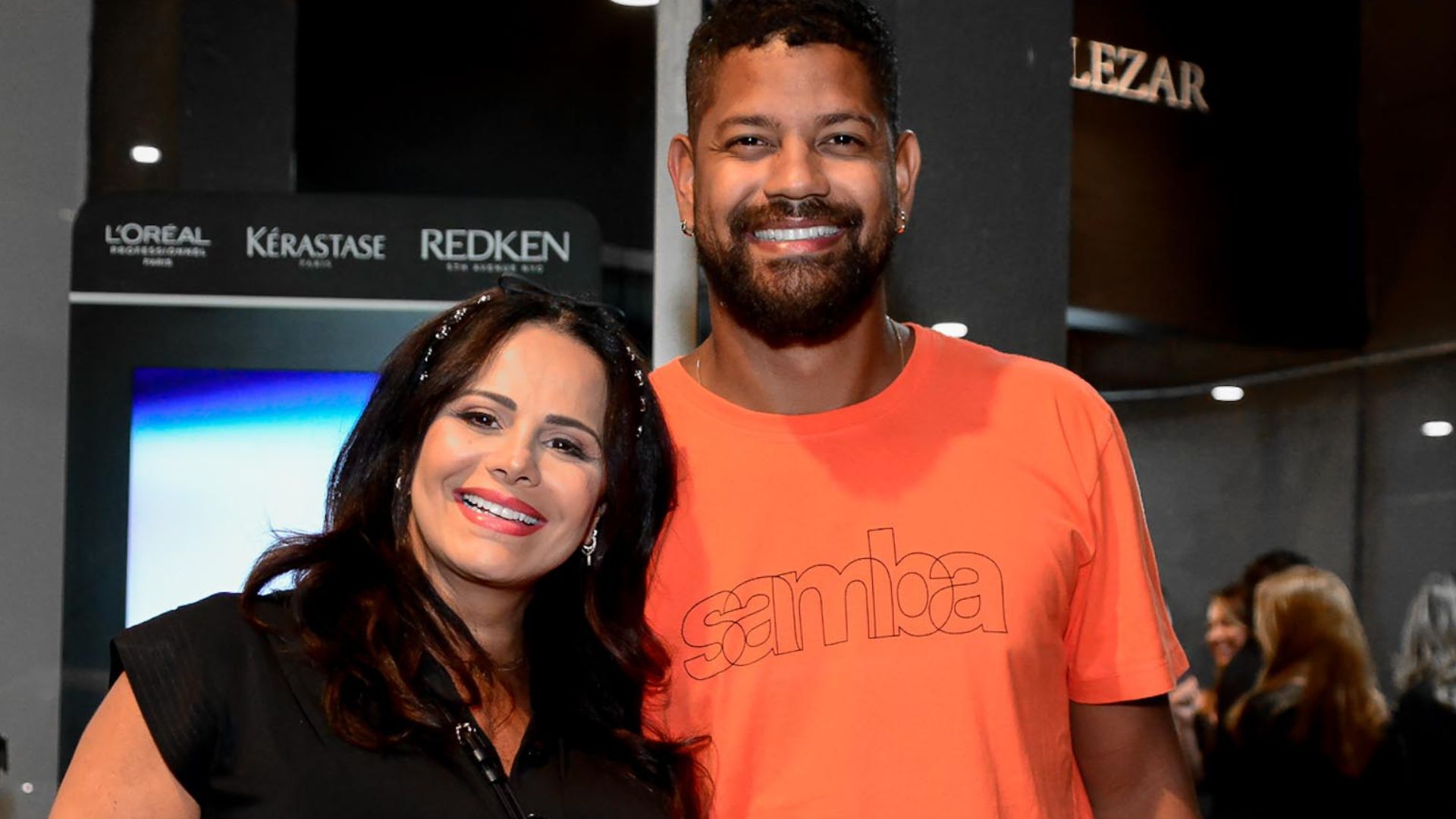 Vai nascer! Viviane Araújo acaricia o barrigão ao aparecer em evento agarradinha com o marido