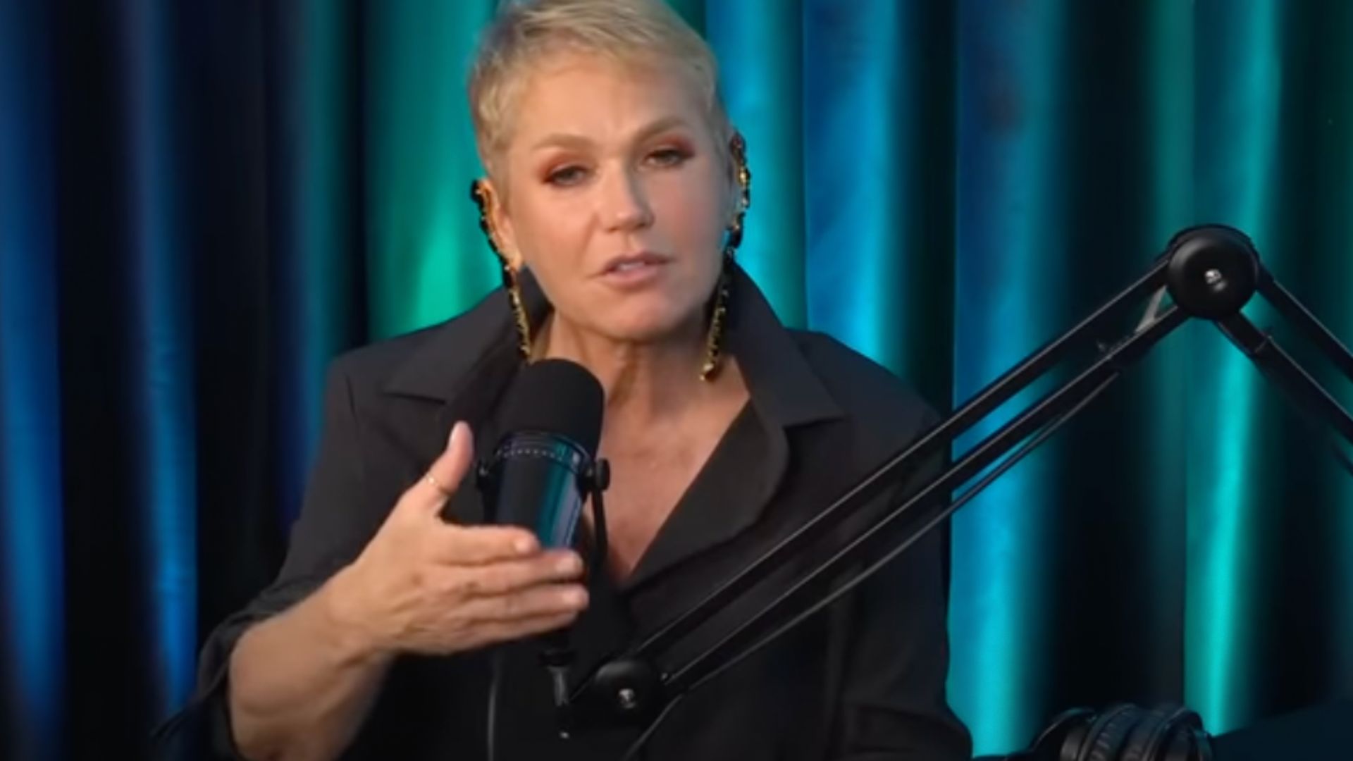 Xuxa Meneghel se diz com medo e ameaça deixar o Brasil: “Coisas estão acontecendo”