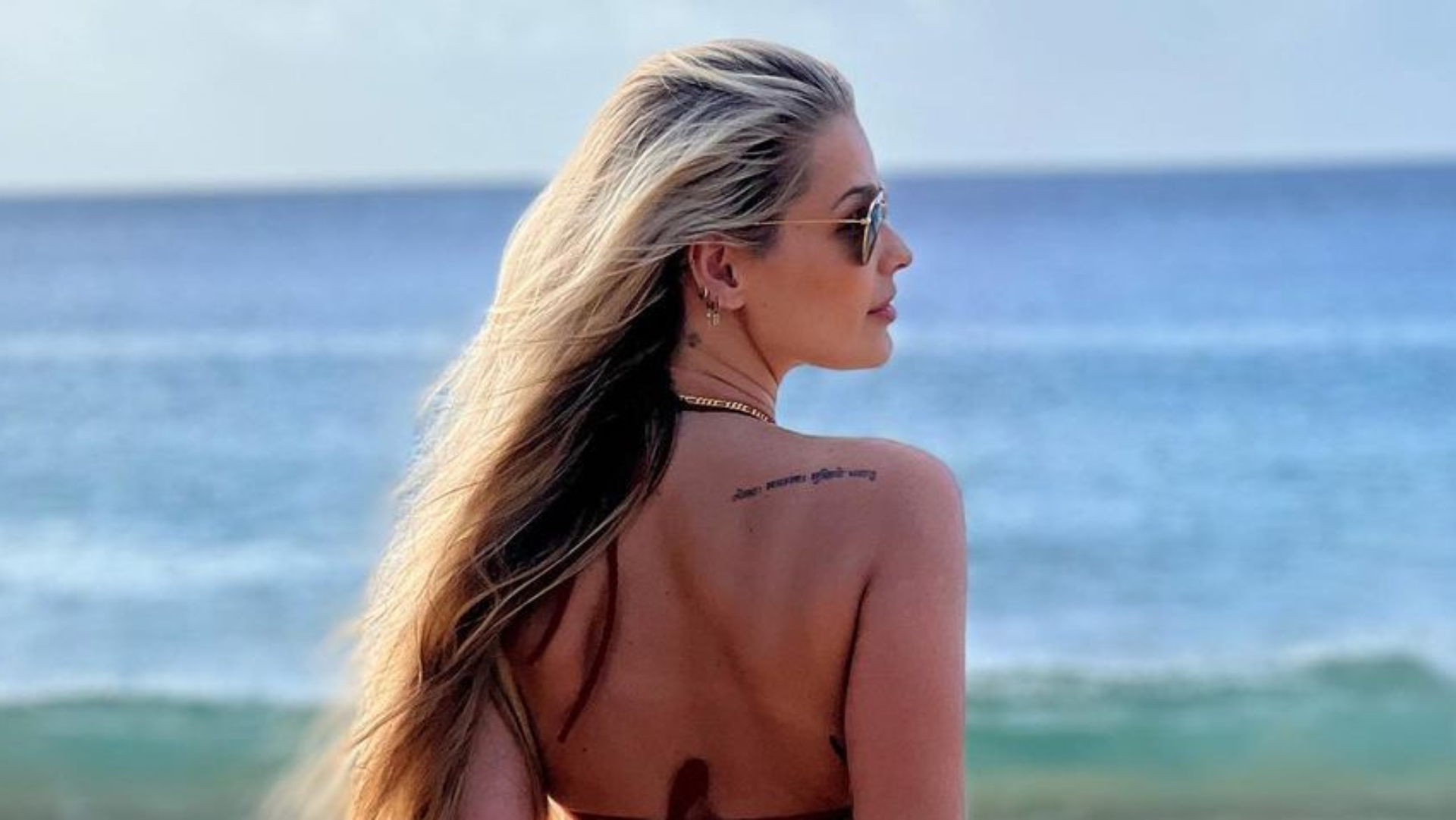 De biquíni fio-dental, Yasmin Brunet exibe tatuagem indiscreta no bumbum: “Deusa”