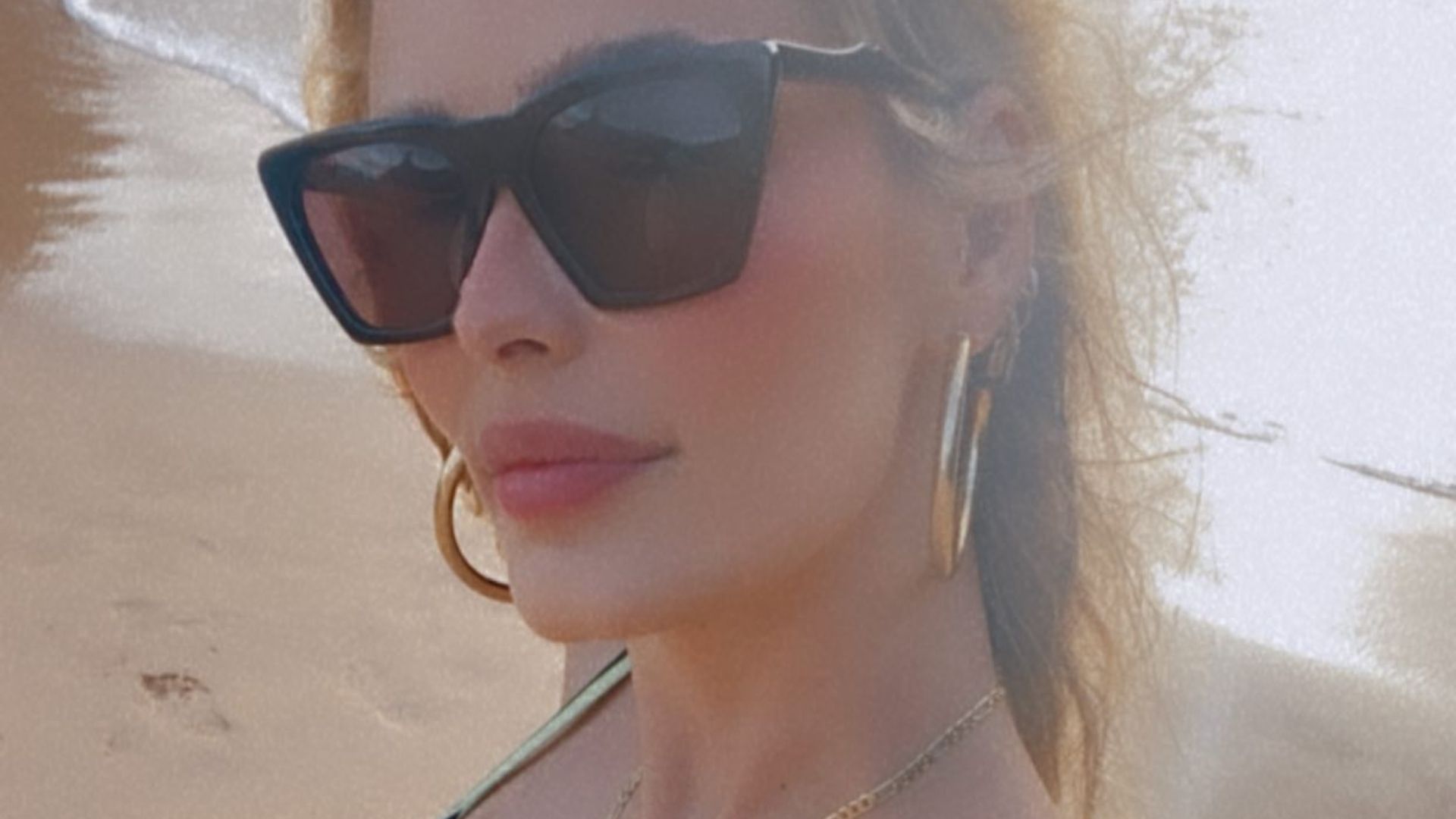 Pode isso? Yasmin Brunet posa de biquíni em ângulo indiscreto e causa nas redes sociais