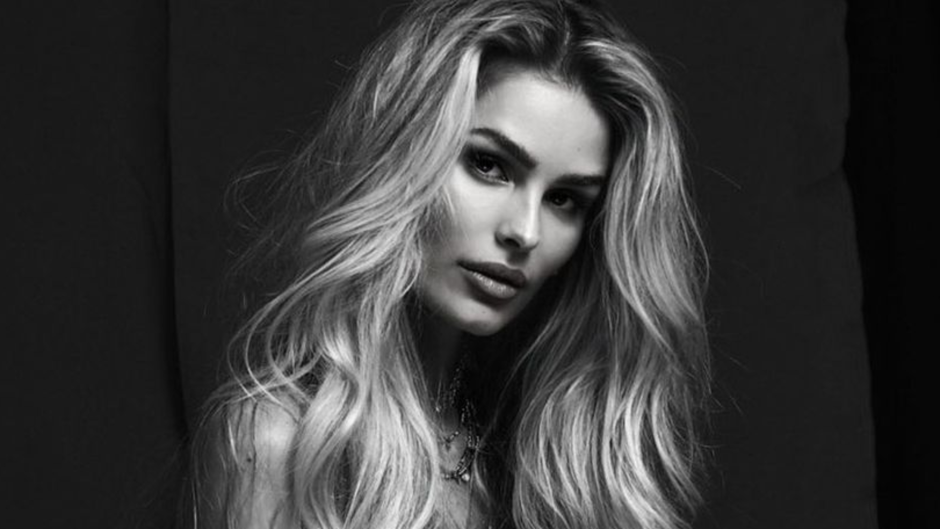 Com biquíni fininho, Yasmin Brunet realça curvas do bumbum poderoso: “Que mulher”