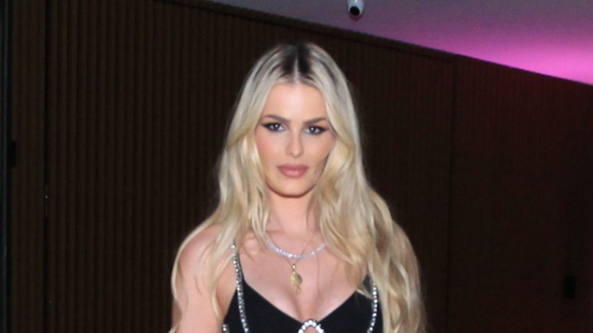 Ousada, Yasmin Brunet surge vestida para causar com look transparente e com recortes em festa
