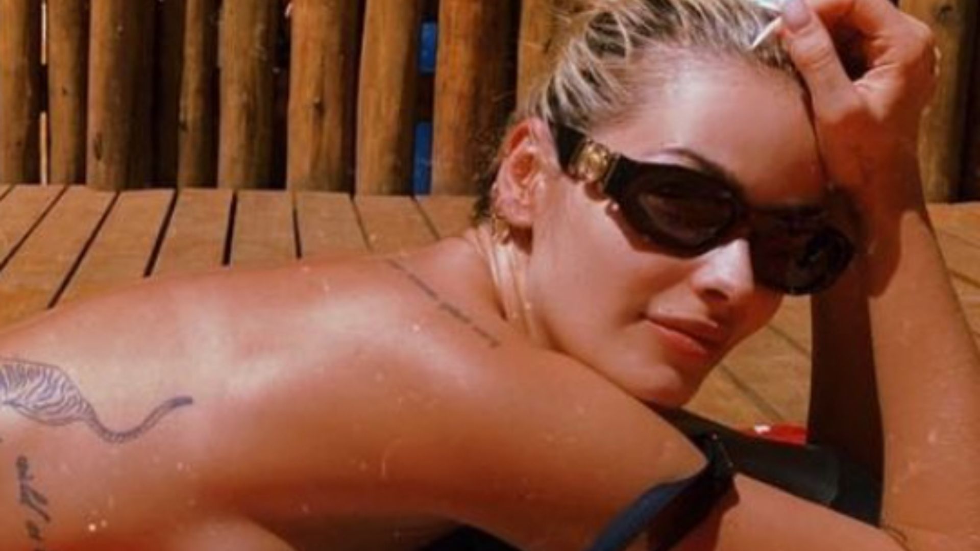 Yasmin Brunet tira a parte de cima do biquíni e exibe tatuagens indiscretas: “Monumento”