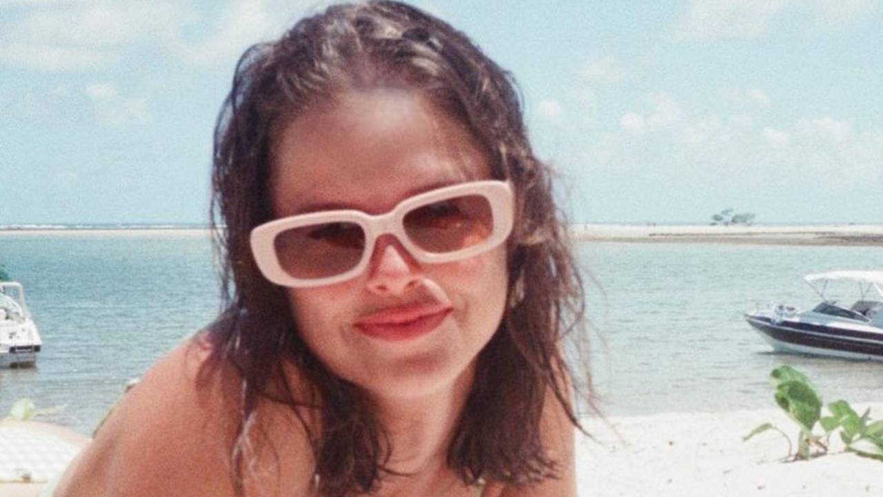 Só de biquíni, Agatha Moreira renova o bronzeado com o bumbum para cima e leva web à loucura: “Deusa”