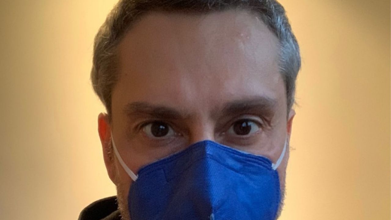 Alexandre Nero toma primeira dose da vacina contra a Covid-19 e brinca sobre reação corporal: “Já tive ressacas bem piores”