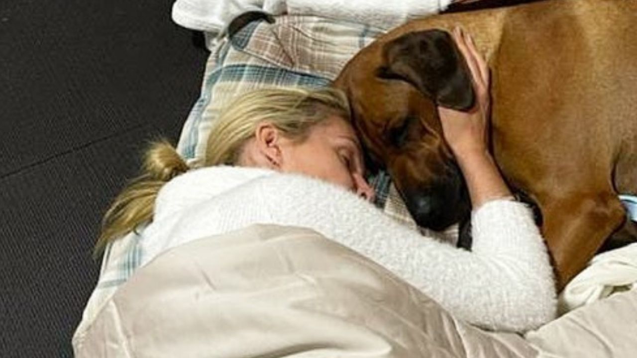 Após momento de apreensão, Ana Hickmann dorme no chão abraçado com sua cadelinha: “Criar por amor”