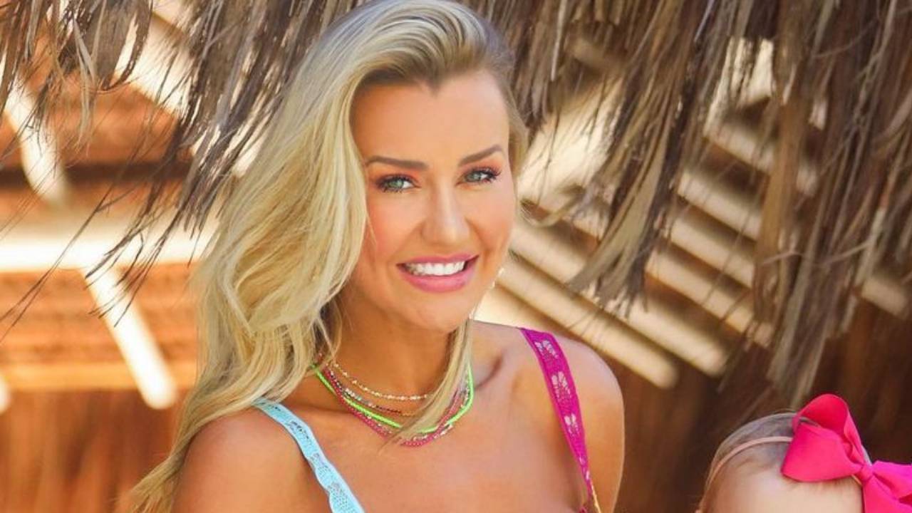 Na Bahia, Ana Paula Siebert encanta a web ao combinar look colorido com Vicky: “Meu coração não aguenta”
