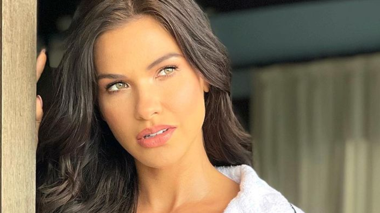 Andressa Suita coleciona elogios ao posar só com roupão caríssimo na janela: “Deusa!”