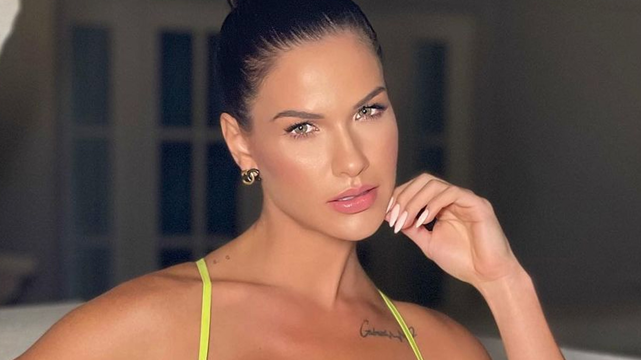 Andressa Suita surge com vestido curtinho neon para noitada e revela destino: “Sextou”
