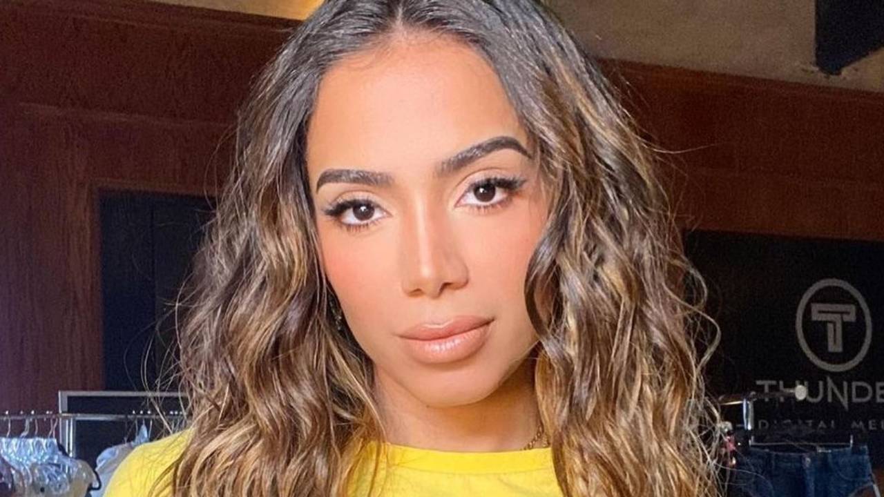Anitta detona o conservadorismo e exige respeito em discurso contra a LGBTfobia: “Tolerância não é presente”