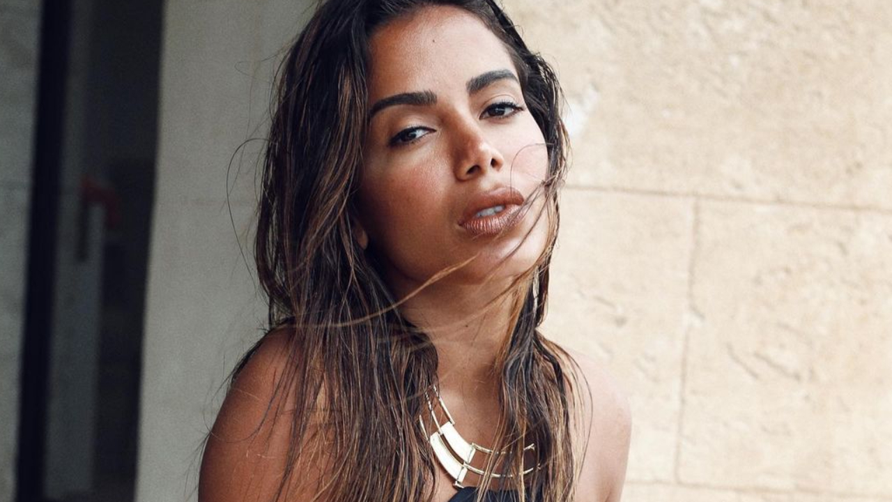 Patroa! Anitta coleciona suspiros ao exibir corpão turbinado em biquíni caríssimo: “Mulherão!”