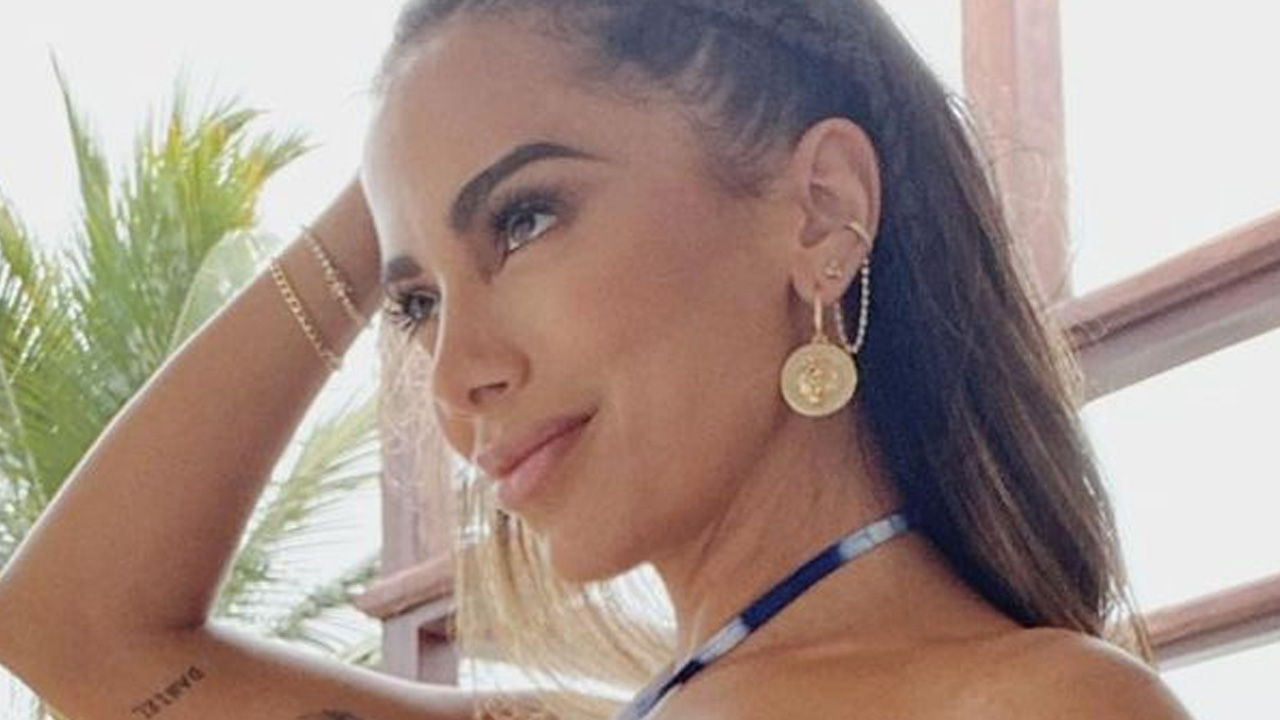 Patroa! Anitta puxa maiô até o limite e mostra em destaque a tatuagem no bumbum: “Perfeita de tão linda”