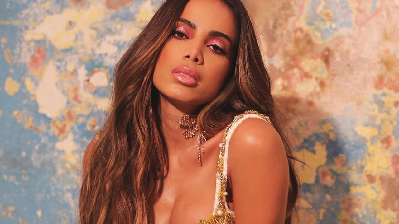 Com microvestido de crochê, Anitta ostenta decote generoso e pernões para alegria dos fãs: “Auge da beleza”