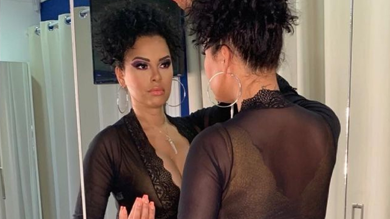 No Limite: Ariadna Arantes aparece de camisola transparente e deixa bumbum à mostra: “Bem menininha”