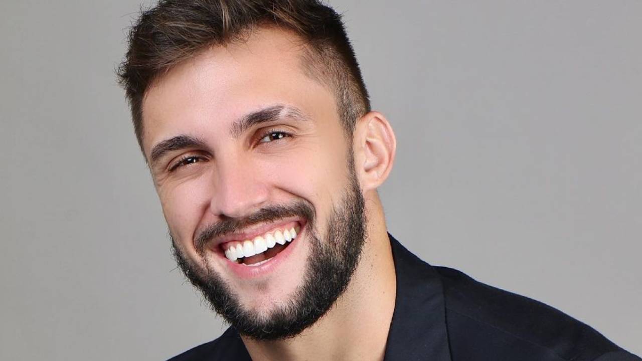 Ex-BBB Arthur Picoli confunde exame de Covid-19 com teste de gravidez e parabeniza fã: “Que venha com saúde”