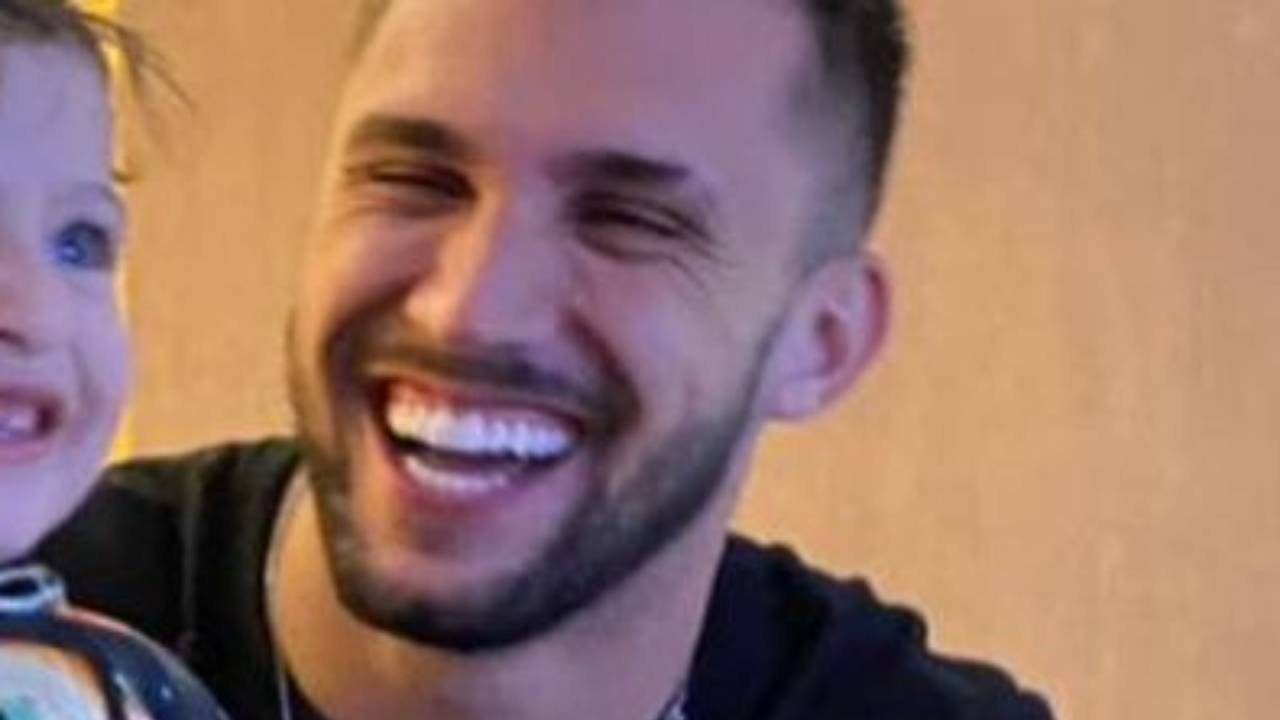Ex-BBB Arthur Picoli conhece filha de Projota e encanta web com foto do encontro: “Momento mais esperado”