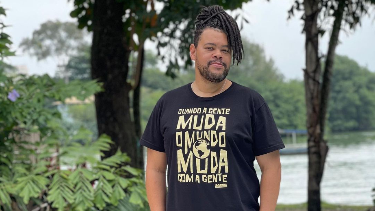 De saia, ex-BBB Babu Santana desabafa sobre preconceito: ”Essa ignorância vem matando muita gente”