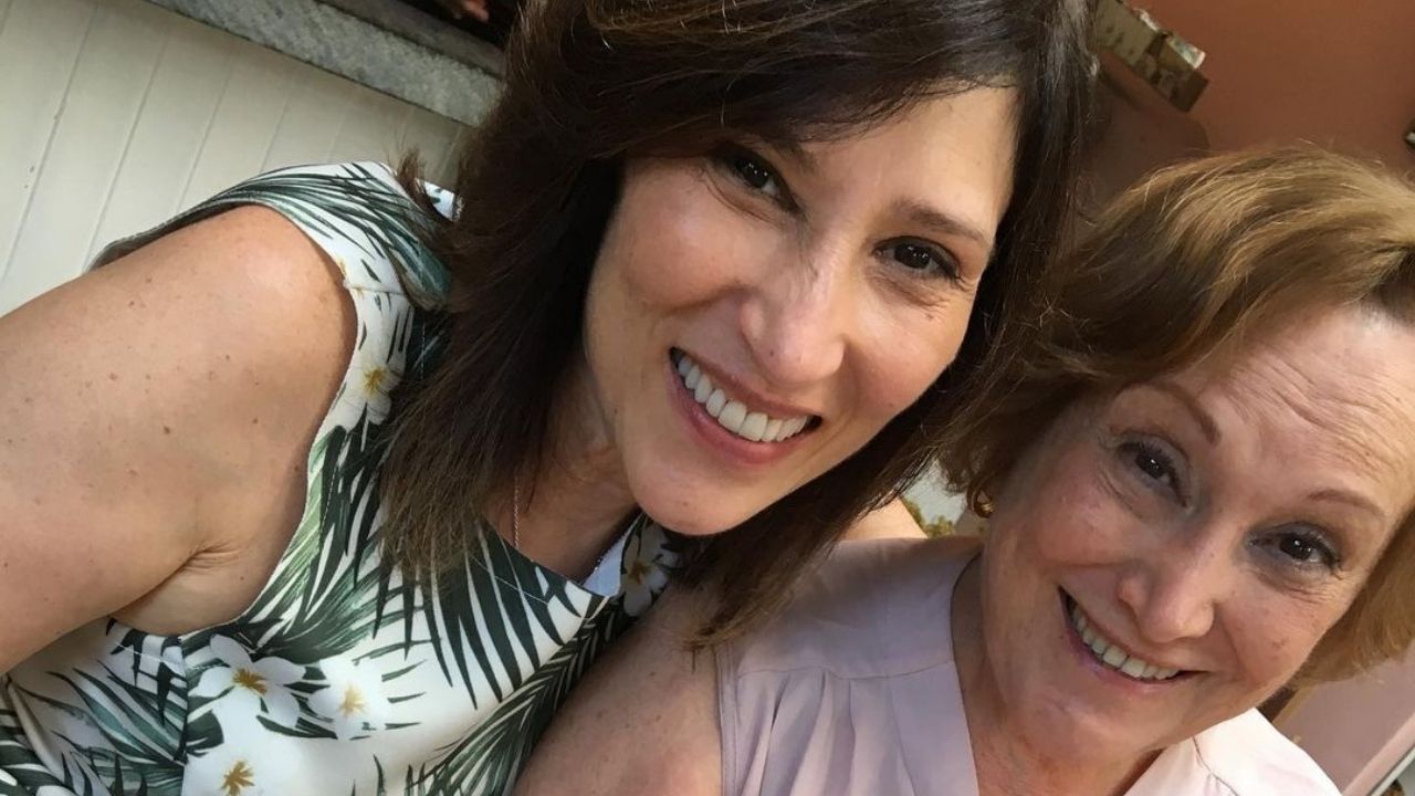 Beth Goulart revela que mata saudades de Nicette Bruno assistindo reprises: “Mais perto dela”