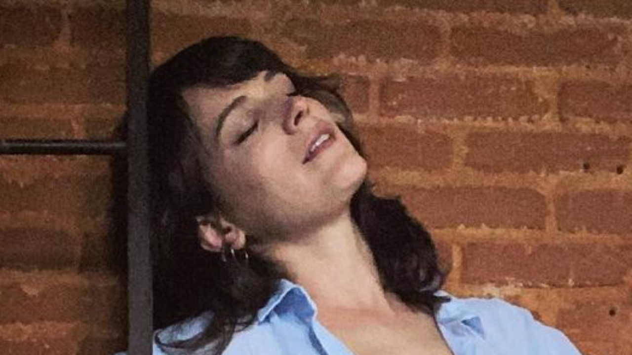 Bianca Bin deixa camisa aberta no limite, ostenta curvas poderosas e eleva a temperatura: “Deusa!”