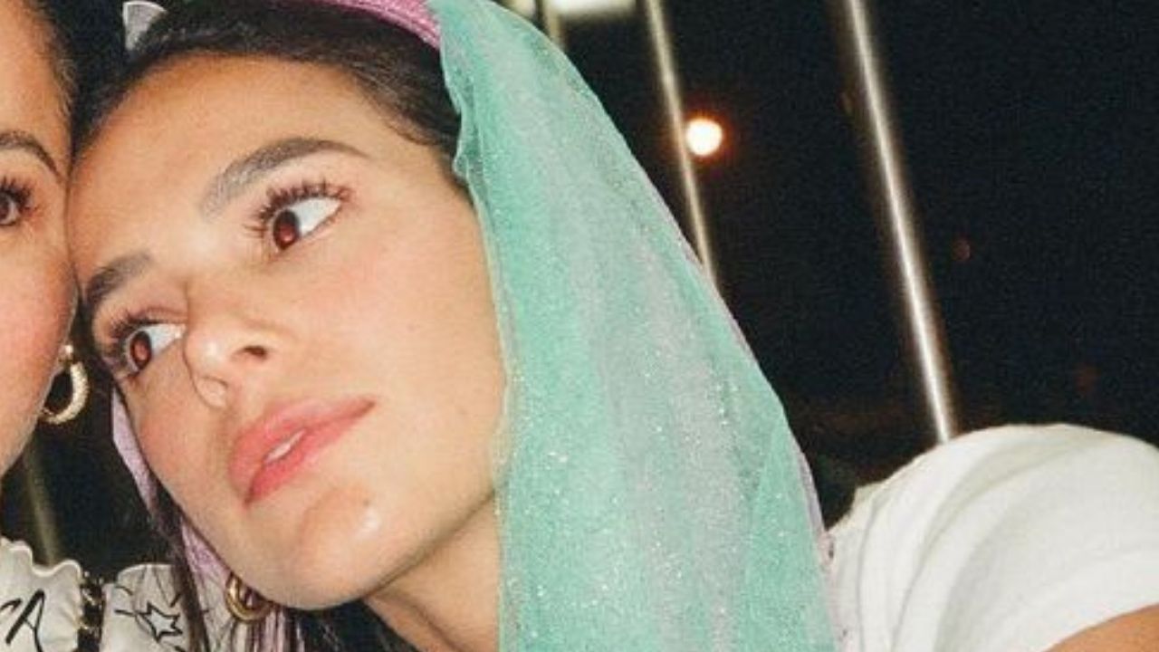 Gêmeas? Em raro clique, Bruna Marquezine surge ao lado da mãe e semelhança impressiona: “Mulher honrosa”