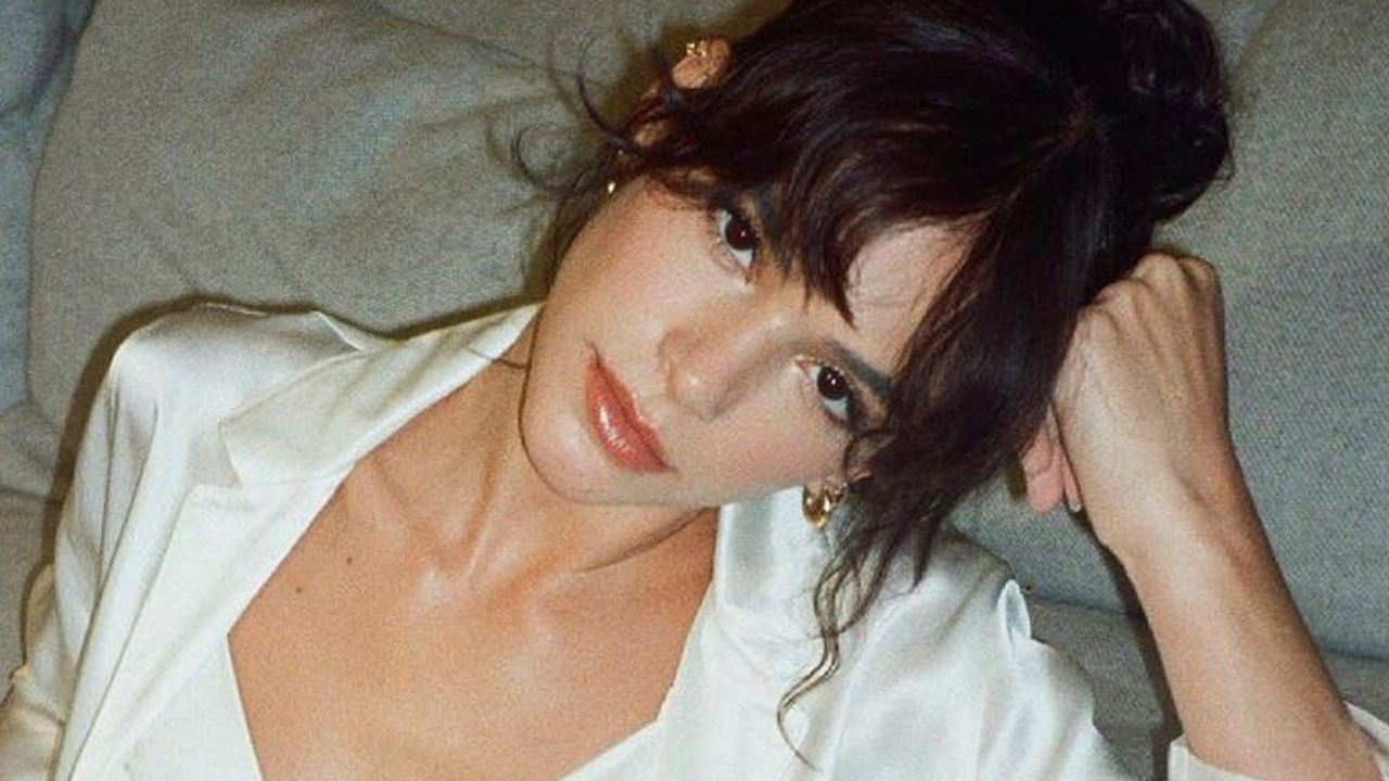 Bruna Marquezine surge com conjuntinho de lingerie e mostra abdômen trincado ao faturar nas redes sociais: “Deusa grega”