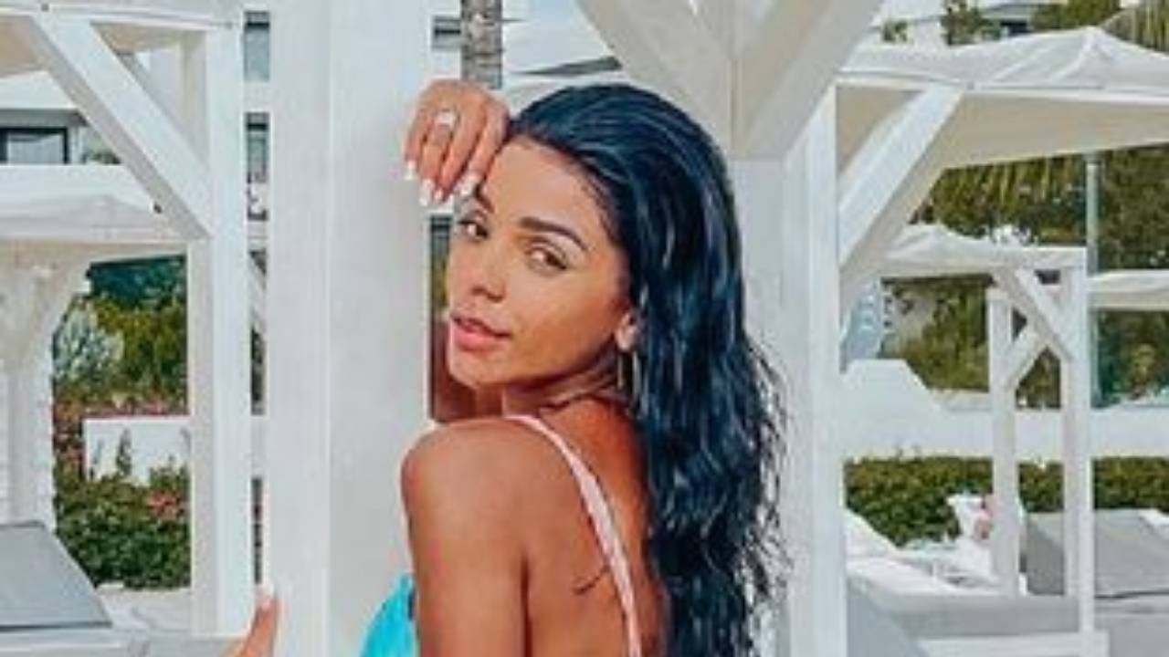 No Caribe, Brunna Gonçalves empina o bumbum com biquíni fininho e eleva a temperatura na web: “Mulherão”