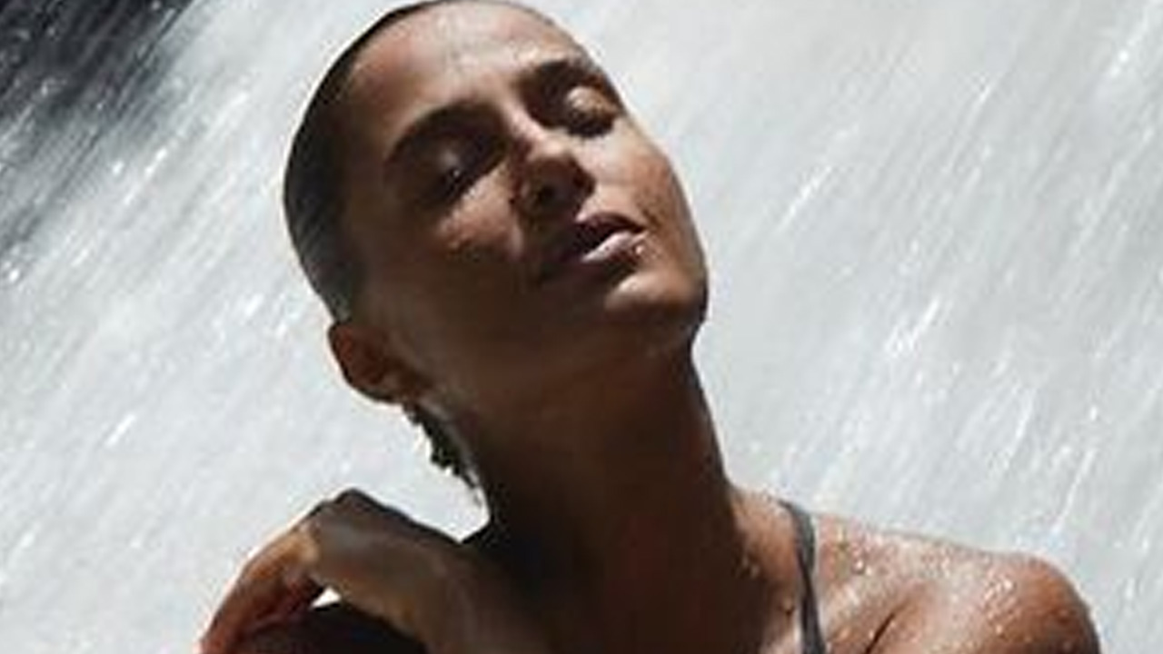 Pleníssima, Camila Pitanga completa 44 anos com banho de cachoeira e mostra corpão: “Lavar, agradecer, celebrar”