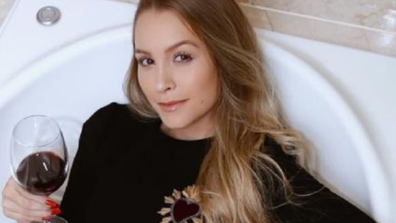 Solteiríssima, ex-BBB Carla Diaz posa dentro de banheira com vestido coladinho e salto agulha: “Brinde ao amor”