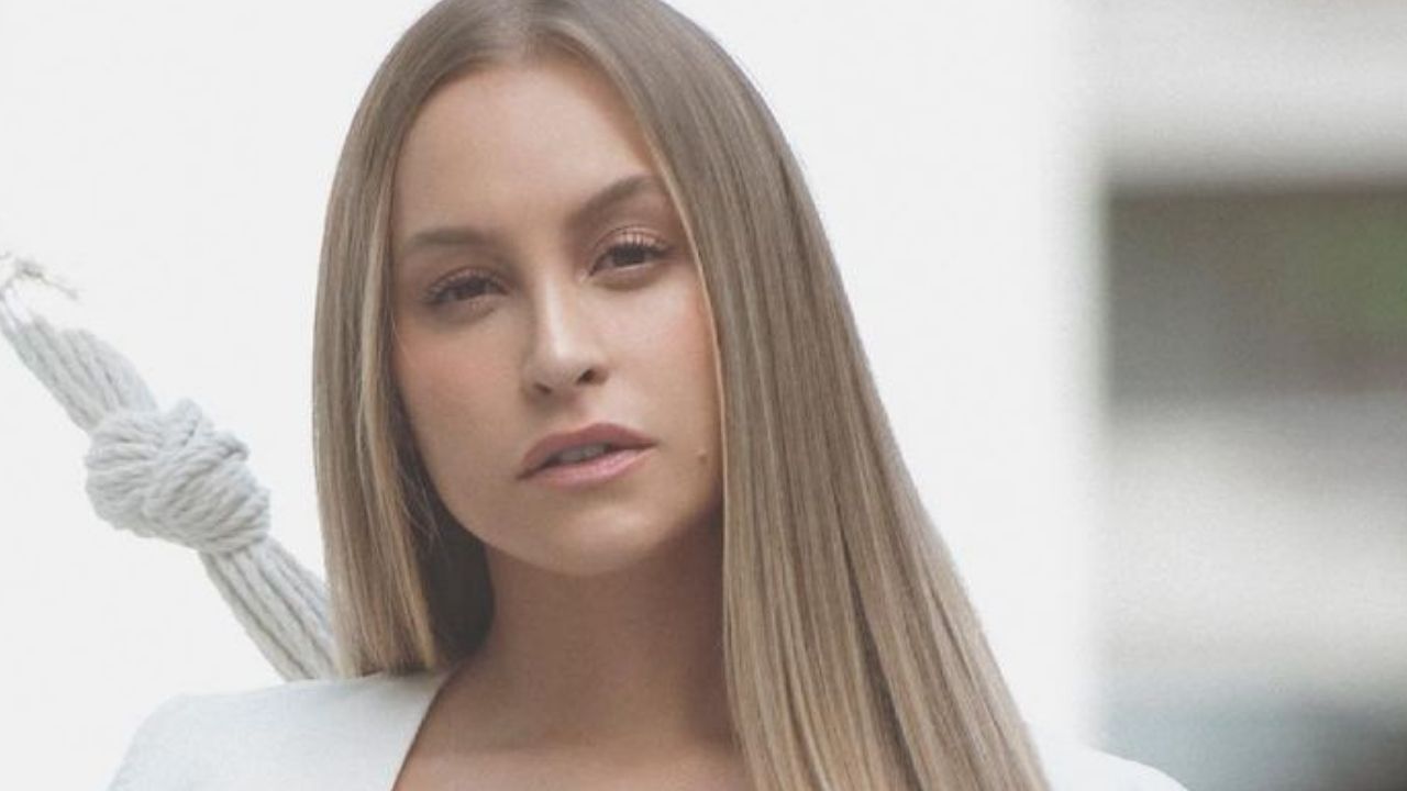 Ex-BBB Carla Diaz causa ao posar toda de branco e deixar barriga sarada à mostra: “Essa gata mia?”
