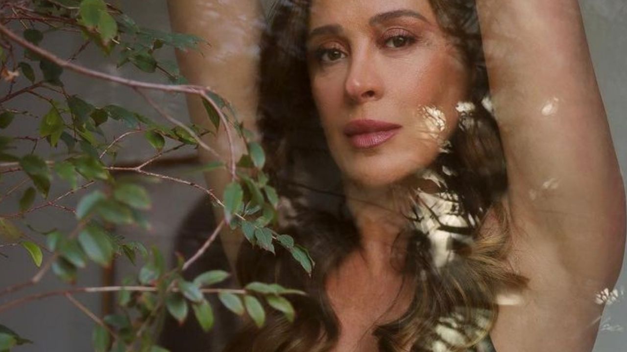 Aos 54 anos, Claudia Raia posa de body transparente e manda recado quente para o maridão: “Te esperando”