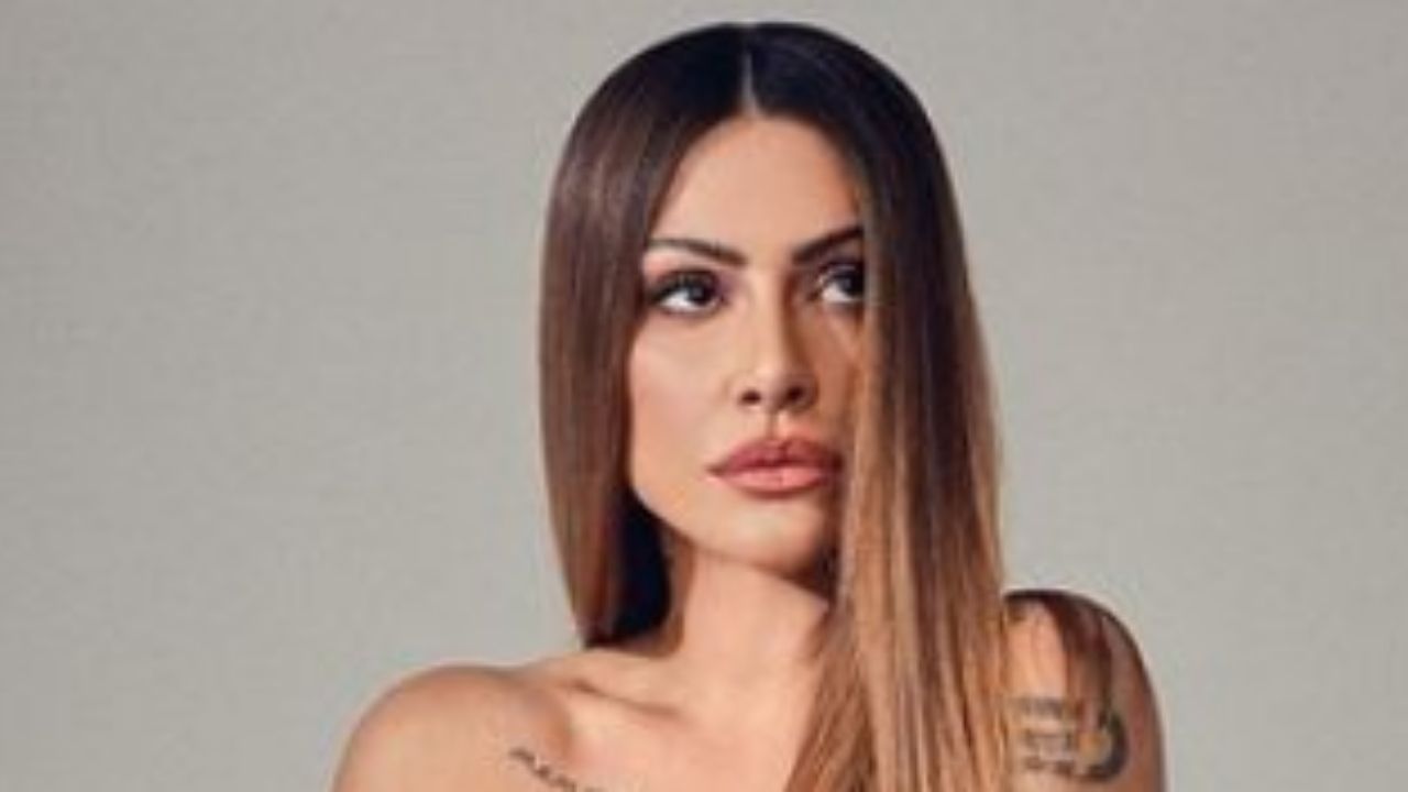 Cleo eleva a temperatura na web com clique sensual e exibe corpaço apenas de toalha e salto alto: “Tímida”