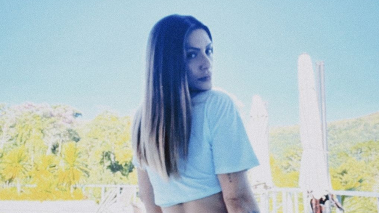 Cleo puxa biquíni até o limite e deixa tatuagens à mostra no bumbum poderoso: “Que mulher!”