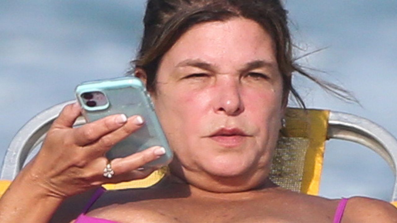 Aos 57 anos, Cristiana Oliveira é clicada com o corpão ao natural de biquíni em dia de praia