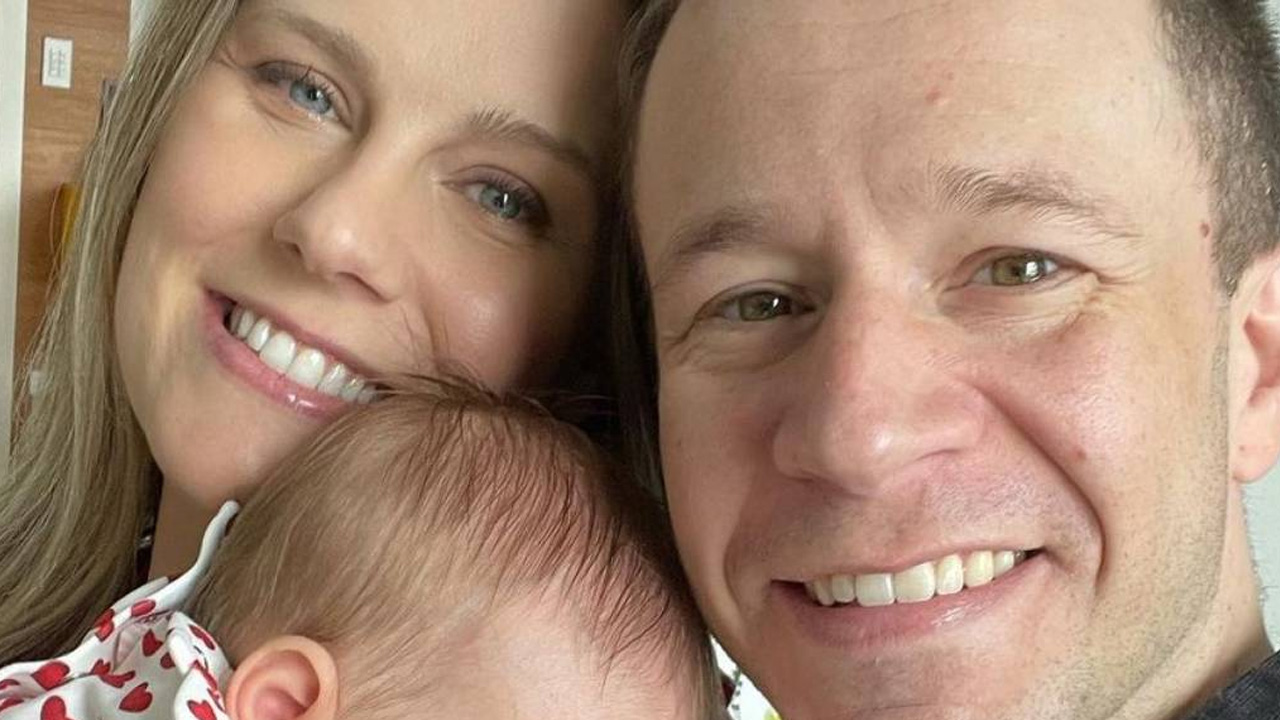 Esposa de Tiago Leifert, Daiana Garbin publica clique raro da filha de 8 meses e seguidores se chocam: “Como o tempo passou”