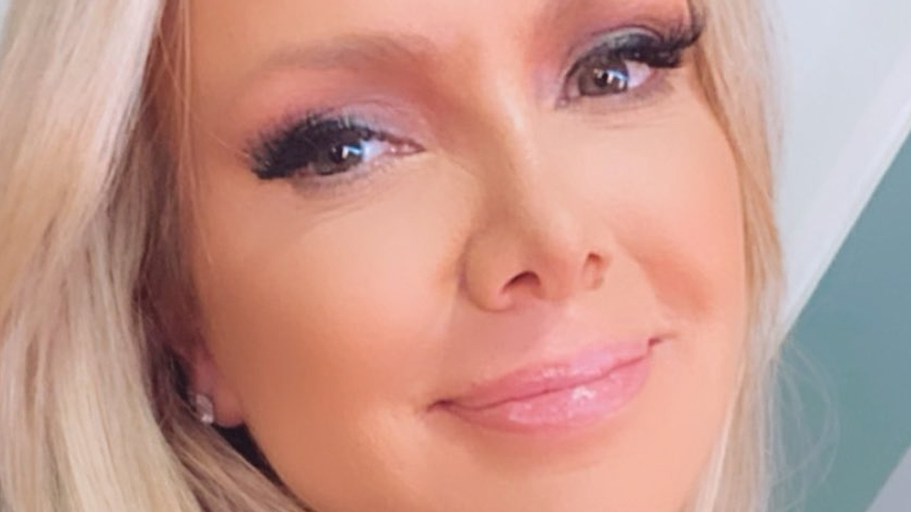 Aos 47 anos, Eliana dá close no rosto intocado pelo tempo e seguidores se chocam: “Carinha de adolescente”
