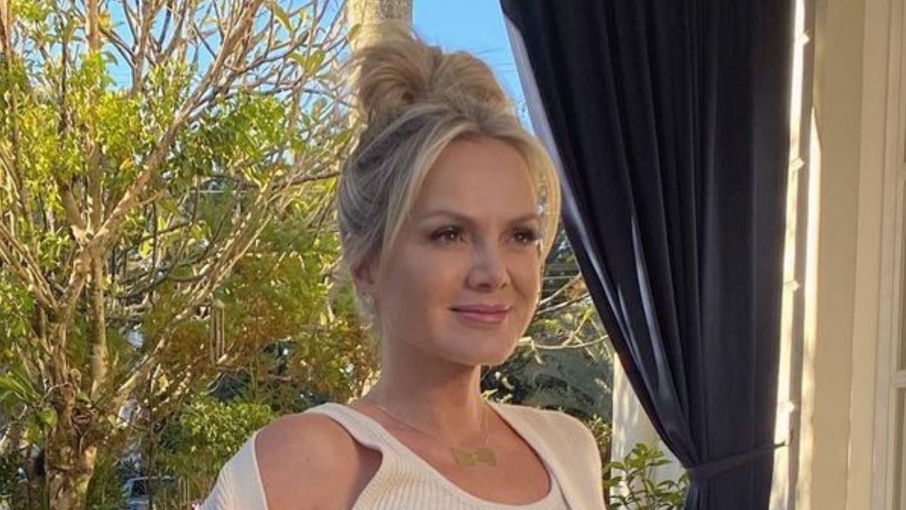 Aos 47 anos, Eliana posa em sua mansão e esbanja sensualidade com lookinho confortável: “Acredite em você”
