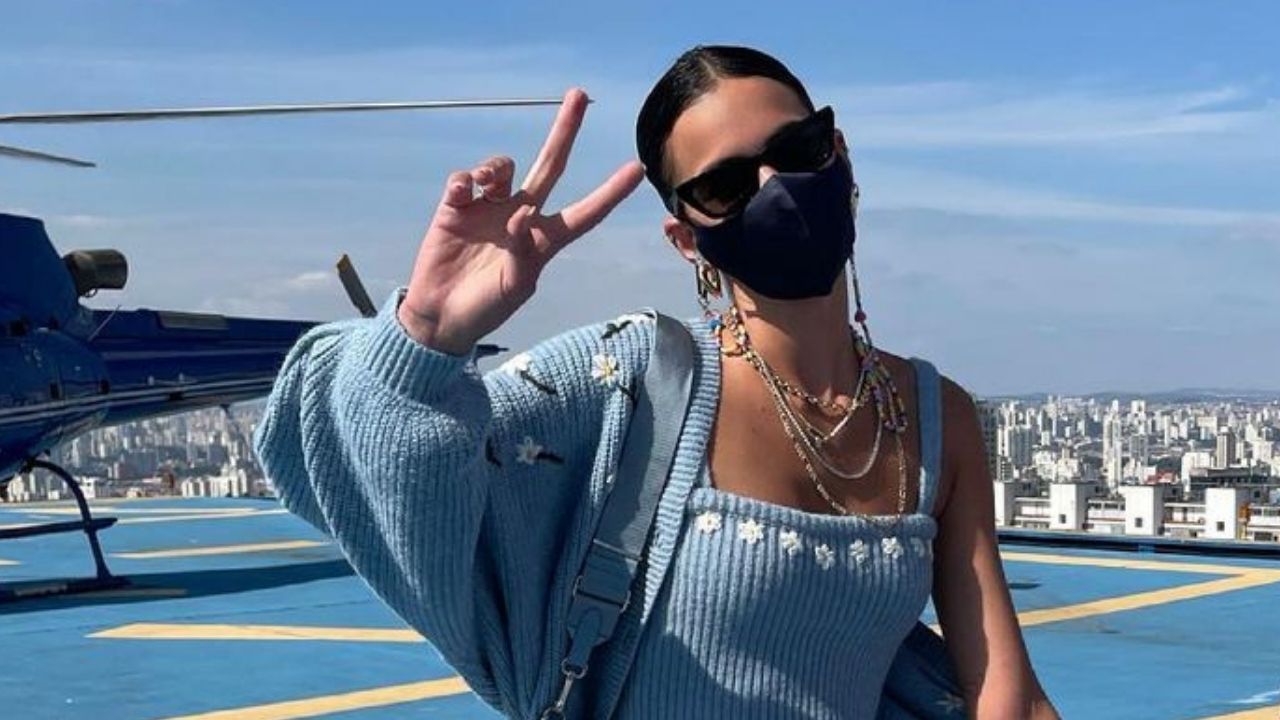 Esbanjando estilo, Bruna Marquezine aparece com look deslumbrante após viagem de helicóptero: “Poderosissíma”
